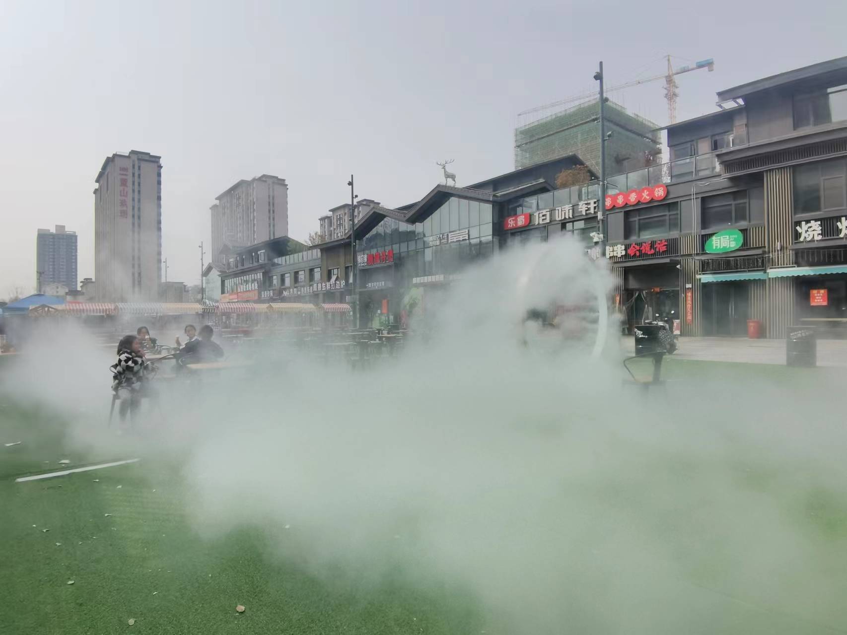 高压喷雾系统的使用是否会受季节或天气条件的限制？